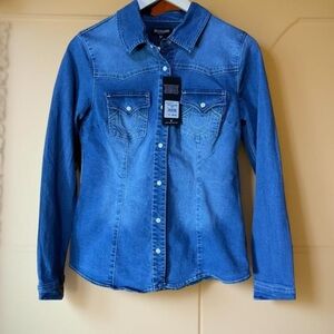 NWT True Religion shirt,pearlized button, western boho denim logo on pockets 🌸